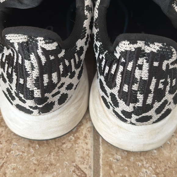 ADIDAS GYM SHOES - Picture 2 of 6